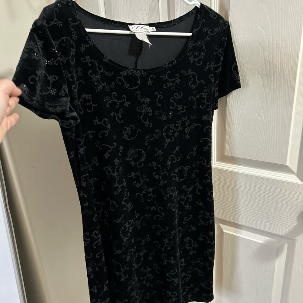 CDC Black Sheath Mini Dress with Short Sleeves and Scoop Neck for Night Out